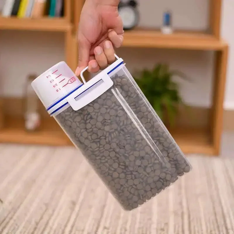 1.5kg/2kg Pet Food Storage Pail – Moisture-Proof Plastic Container with Measuring Cup for Dogs & Cats